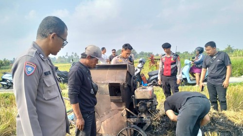 Polisi mendatangi sawah di Abiansemal, Badung, lantaran ada kebakaran besar di area ladang yang ternyata kebakaran mesin padi, Rabu (30/9/2026).