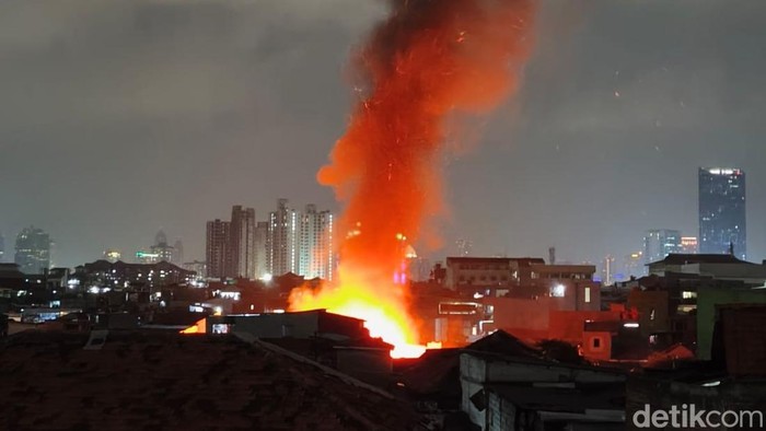 Kebakaran terjadi di permukiman padat Petamburan, Jakarta Pusat, Rabu (30/9/2026) dini hari. (Gusti/20detik)