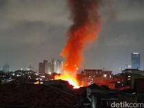 Kebakaran Landa Permukiman Padat di Petamburan, Api Membubung