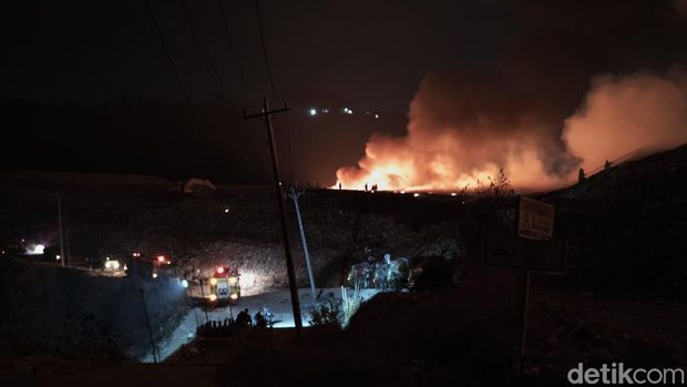 Kebakaran TPA Jatibarang di Kecamatan Mijen, Kota Semarang, Rabu (30/9/2026) malam. Kebakaran TPA Jatibarang di Kecamatan Mijen, Kota Semarang, Rabu (30/9/2026) malam.