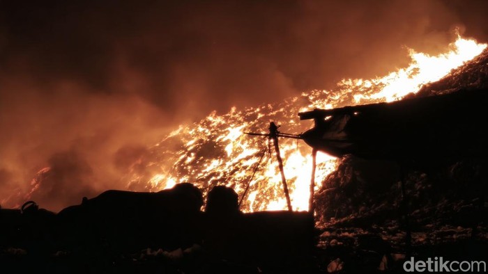 Kebakaran TPA Jatibarang di Kecamatan Mijen, Kota Semarang, Rabu (30/9/2026) malam.