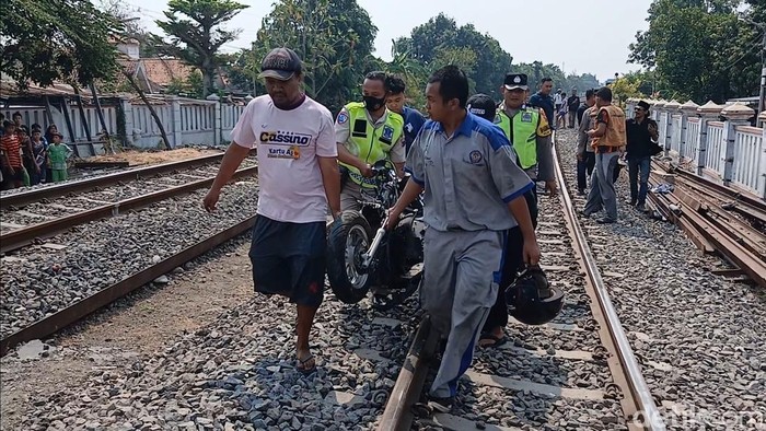 Penampakan motor yang ringsek usai tertabrak KA barang di perlintasan Kauman, Brebes, Rabu (30/9/2026).