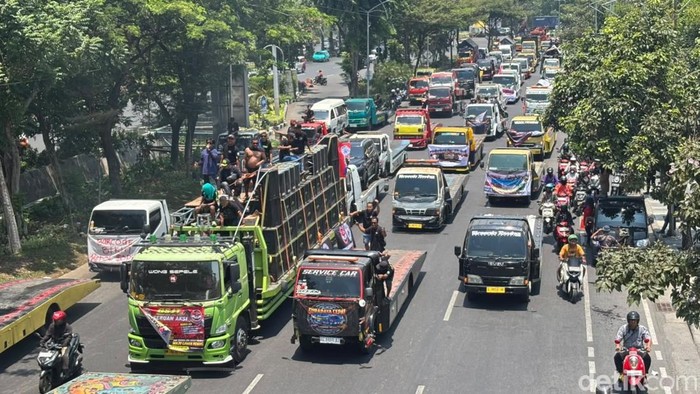 Kemacetan di Bundaran waru akibat aksi sopir truk.