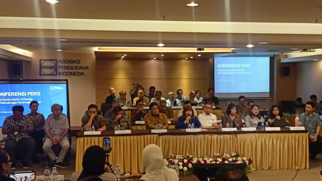 Ketua Apindo Shinta Kamdani tengah dalam Konferensi pers di kantor Apindo Rabu (30/9/26) malam. (CNBC Indonesia/Ferry Sandi) Ketua Apindo Shinta Kamdani tengah dalam Konferensi pers di kantor Apindo Rabu (30/9/26) malam. (CNBC Indonesia/Ferry Sandi)