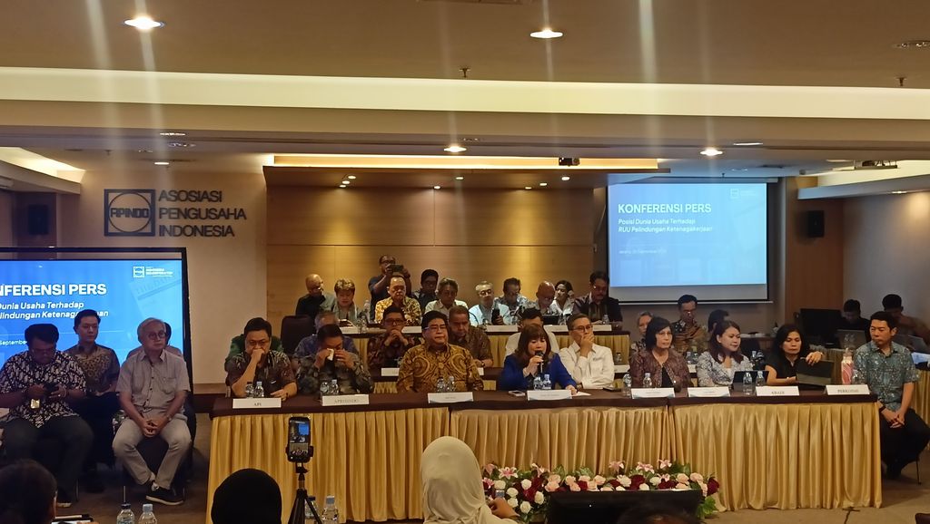 Ketua Apindo Shinta Kamdani  tengah dalam Konferensi pers di kantor Apindo Rabu (30/9/26) malam. (CNBC Indonesia/Ferry Sandi)