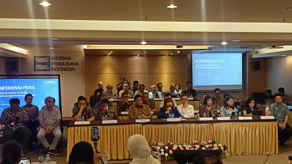Ketua Apindo Shinta Kamdani tengah dalam Konferensi pers di kantor Apindo Rabu (30/9/26) malam. (CNBC Indonesia/Ferry Sandi) Ketua Apindo Shinta Kamdani tengah dalam Konferensi pers di kantor Apindo Rabu (30/9/26) malam. (CNBC Indonesia/Ferry Sandi)