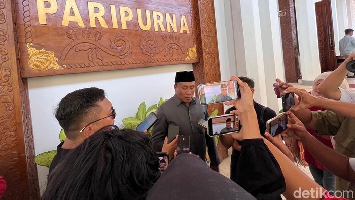 Ketua Badan Kehormatan DPRD Banyuwangi, Suwito, saat dikonfirmasi wartawan di depan ruang Paripurna DPRD Banyuwangi.