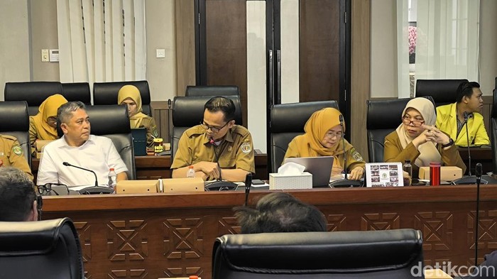 Ketua Dewas RSUD AWS Samarinda Dr. Syahrir A. Pasinringi (kemeja sebelah kiri)