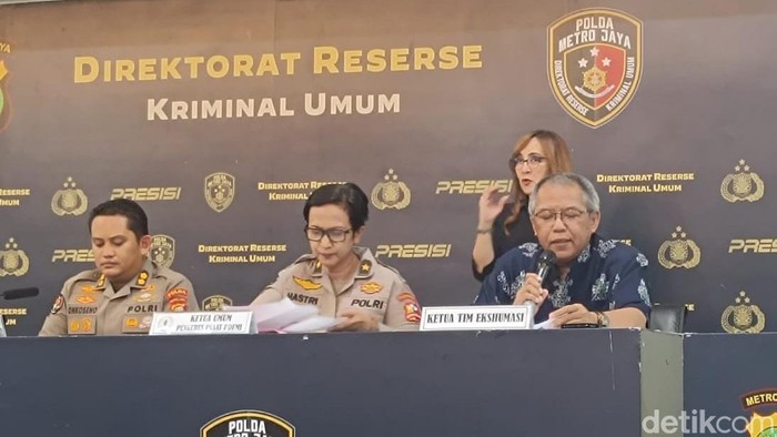 Ketua Tim Ekshumasi dan Autopsi Sutrimo, dr Ahmad Yudianto, dalam konferensi pers di Polda Metro Jaya, Jakarta, Rabu (30/9/2026) (Rizky AM/detikcom)
