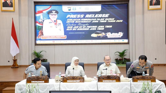 Khofifah saat mengadakan Press Release bersama Media di Kantor Bapenda Jatim