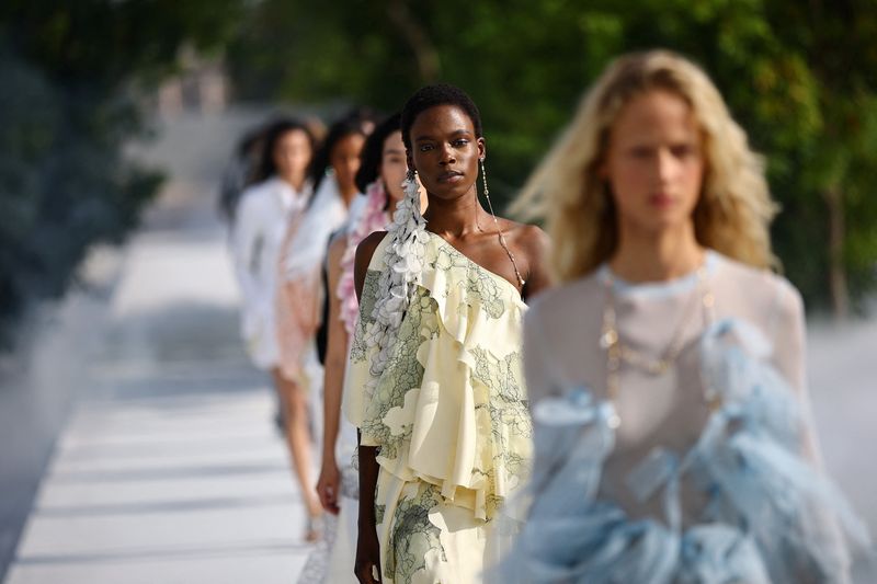 Koleksi Dior Spring-Summer 2027 A model presents a creation by designer Jonathan Anderson as part of his Spring/Summer 2027 Women's ready-to-wear collection show for fashion house Christian Dior during Paris Fashion Week in Paris, France, September 29, 2026. REUTERS/Sarah Meyssonnier