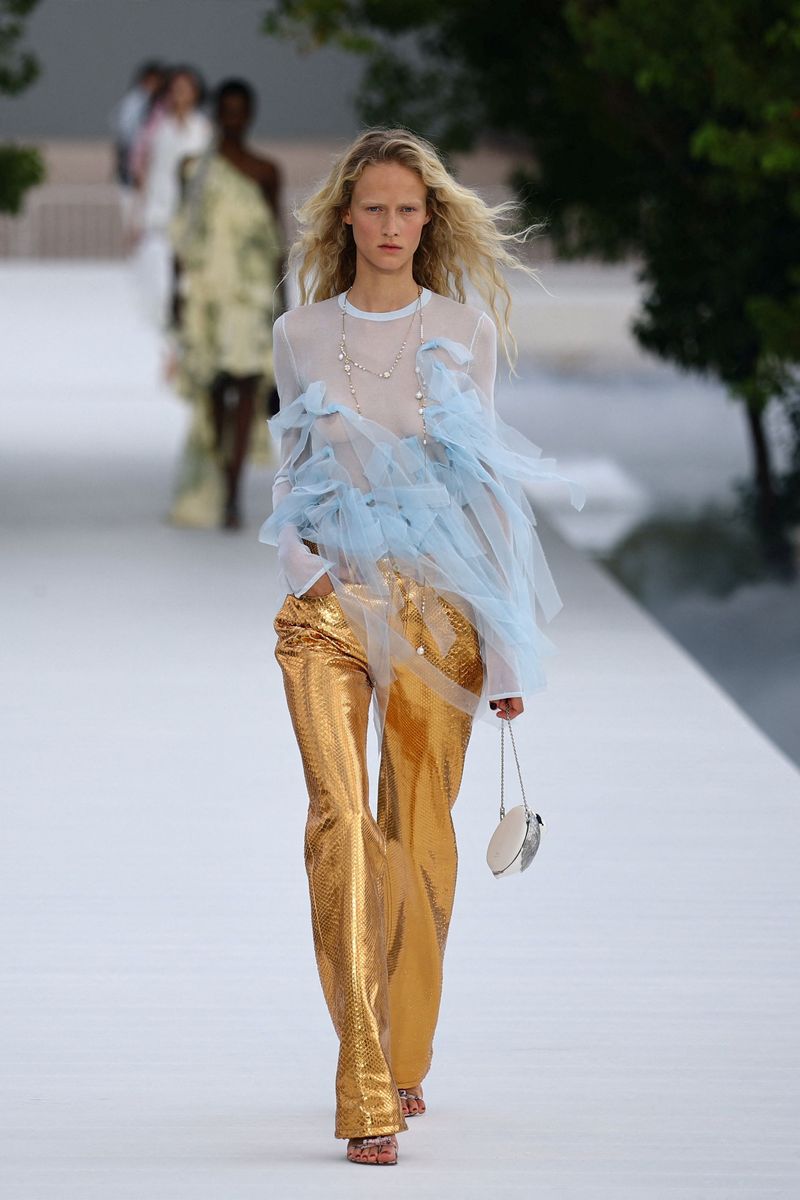 Koleksi Dior Spring-Summer 2027 A model presents a creation by designer Jonathan Anderson as part of his Spring/Summer 2027 Women's ready-to-wear collection show for fashion house Christian Dior during Paris Fashion Week in Paris, France, September 29, 2026. REUTERS/Sarah Meyssonnier