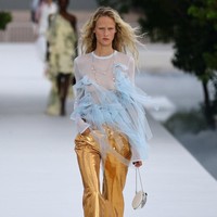 Jonathan Anderson Dedikasikan Koleksi Dior untuk Mathilde Favier, Jisoo Terharu