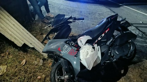 Kondisi sepeda motor yang terlibat kecelakaan di Jalan Denpasar-Gilimanuk, KM 80-81 Banjar Bale Agung, Desa Yehembang, Kecamatan Mendoyo, Jembrana, Selasa (29/9/2026). (Foto: Polres Jembrana)