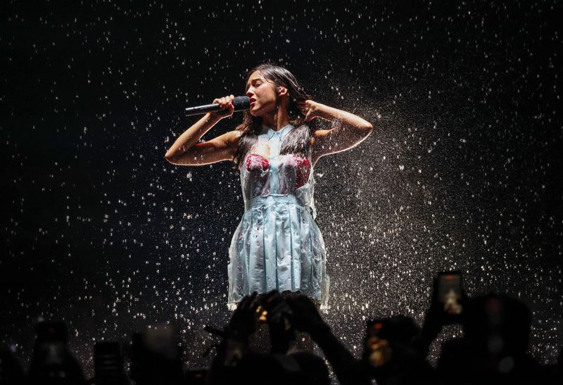 Olivia Rodrigo tampil dalam 