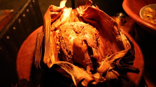 Kuliner ayam keren atau be keren disajikan dalam perayaan hari jadi Sthala Ubud Bali ke-10, Rabu (30/9/2026). (Aryo Mahendro/detikBali)