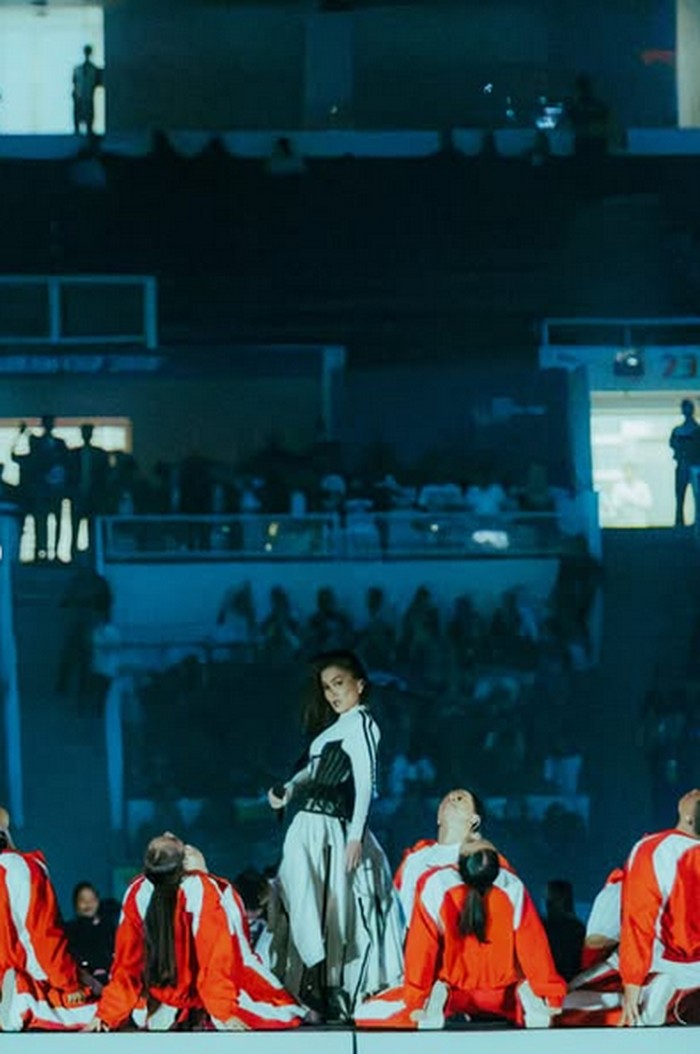 Kulineran Seru ala Agnez Mo, Makan Chili Crab Singapura hingga Tiram Dubai