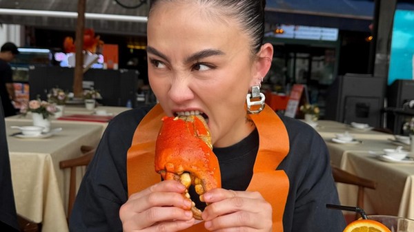 Kulineran Seru ala Agnez Mo, Makan Chili Crab Singapura hingga Tiram Dubai