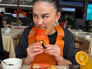 Kulineran Seru ala Agnez Mo, Makan Chili Crab Singapura hingga Tiram Dubai