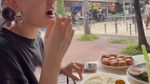 Kulineran Seru ala Agnez Mo, Makan Chili Crab Singapura hingga Tiram Dubai