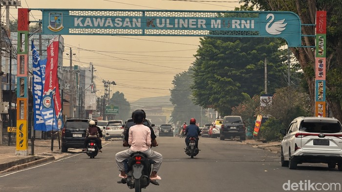 Langitdi Kota Jambi menguning pada pagi hari akibat kabut asap