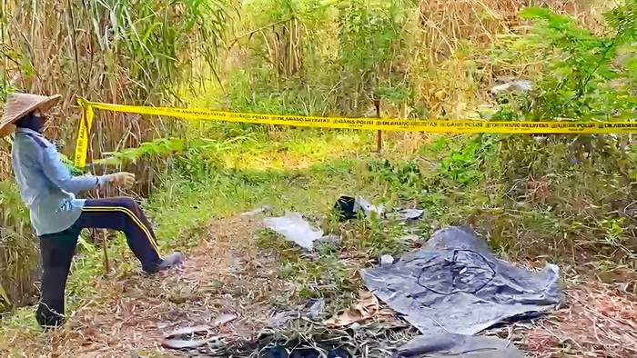 Lokasi penemuan mayat pria terbungkus di Tol Bocimi.