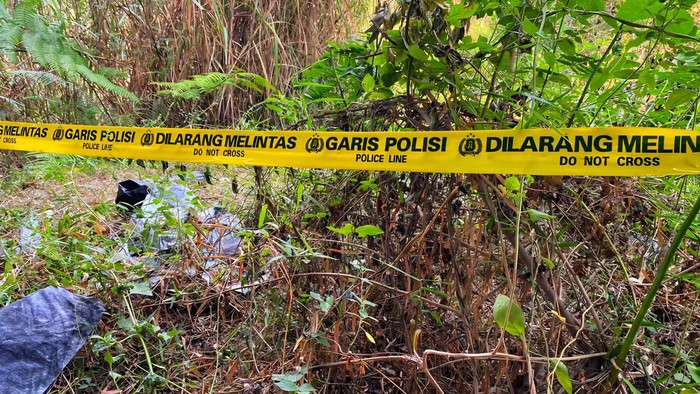 Lokasi penemuan mayat pria terbungkus di Tol Bocimi.