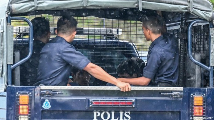 Polisi Malaysia mengawal tahanan imigrasi di negara bagian Perak (Mohd RASFAN/AFP)