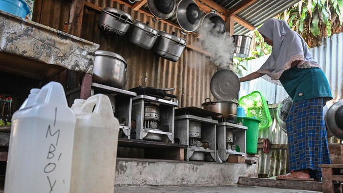 Warga menggunakan minyak tanah bersubsidi untuk memasak di Desa Tulehu, Maluku Tengah, Maluku, Rabu (30/9/2026). Pertamina Patra Niaga mendistribusikan minyak tanah bersubsidi seharga Rp4.000 per liter melalui 50 agen di Provinsi Maluku untuk memenuhi kebutuhan masyarakat yang masih bergantung pada bahan bakar tersebut. ANTARA FOTO/Sulthony Hasanuddin