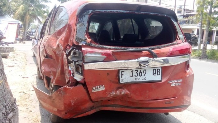 Mobil Daihatsu Sigra ringsek usai terlibat kecelakaan di Polman.