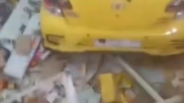 Mobil tubruk minimarket di Tengaran, Kabupaten Semarang.