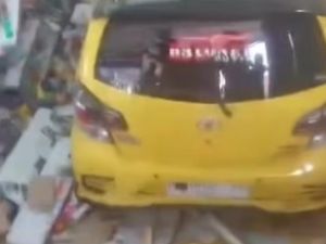 Viral Mobil Nyelonong Masuk Minimarket di Tengaran Semarang