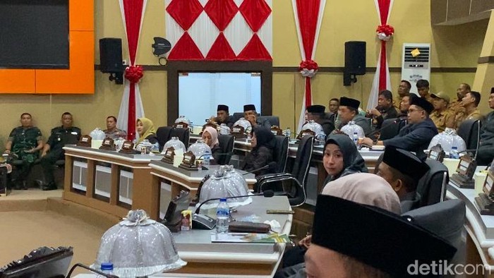 Paripurna DPRD Parepare diwarnai walk out dari legislator.