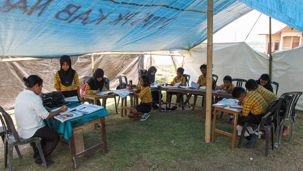 Pasca Gempa, 70 Siswa di Nagekeo Belajar di Tenda Darurat