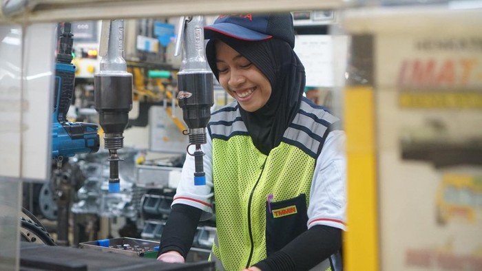Pekerja wanita di pabrik TMMIN kabarnya tembus 200-an orang.