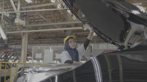 Pekerja wanita di pabrik TMMIN kabarnya tembus 200-an orang.