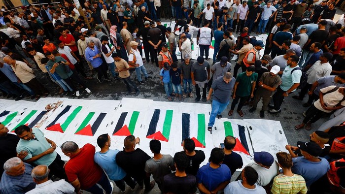 Mourners attend a mass funeral for 41 Palestinians whose bodies were recovered from the rubble of a residential building hit in an Israeli strike on October 31, 2023, according to the Civil Defence, in Nuseirat refugee camp in the central Gaza Strip, September 29, 2026. REUTERS/Mahmoud Issa