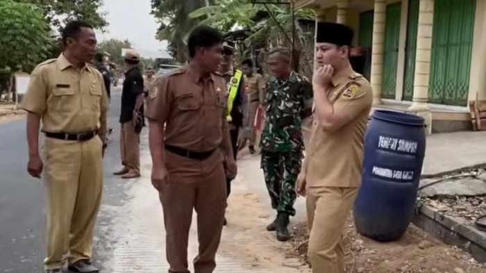 Bupati Trenggalek Mochamad Nur Arifin (kiri) saat meninjau proyek jalan di Kecamatan Panggul