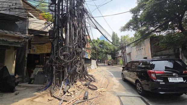 Penampakan Kabel Semrawut di Mampang Jaksel Penampakan Kabel Semrawut di Mampang Jaksel