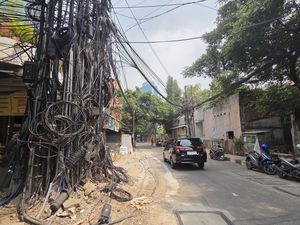 Penampakan Kabel Semrawut di Mampang Jaksel, Warga Kerap Terpeleset