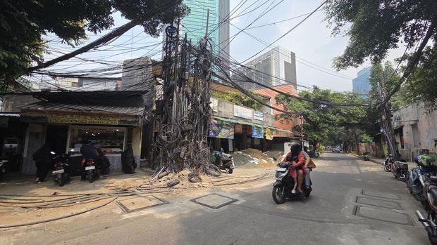 Penampakan Kabel Semrawut di Mampang Jaksel Penampakan Kabel Semrawut di Mampang Jaksel