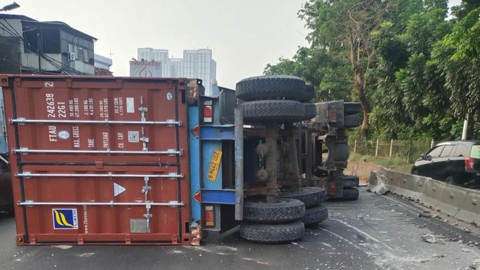 Penampakan  Truk Kontainer di Pluit Arah Grogol Terguling