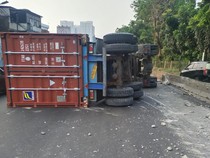 Sopir Ngantuk, Truk Kontainer di Pluit Arah Grogol Terguling