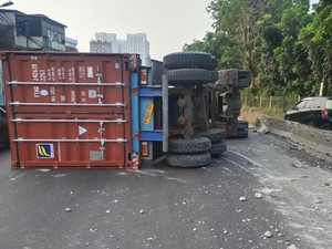 Sopir Ngantuk, Truk Kontainer di Pluit Arah Grogol Terguling