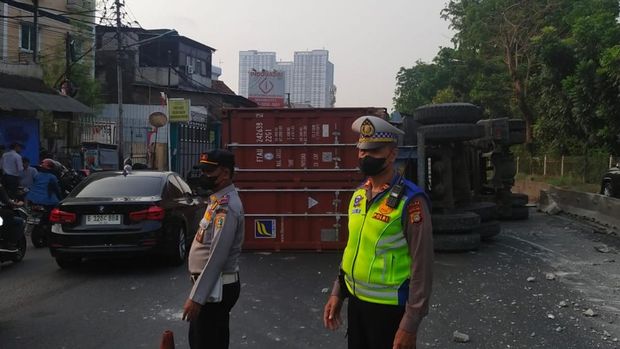 Penampakan  Truk Kontainer di Pluit Arah Grogol Terguling