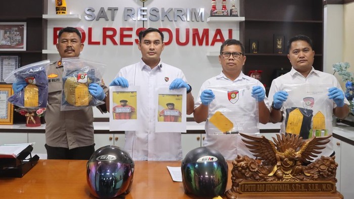 Polisi saat menunjukkan barang bukti kasus penganiayaan di Dumai