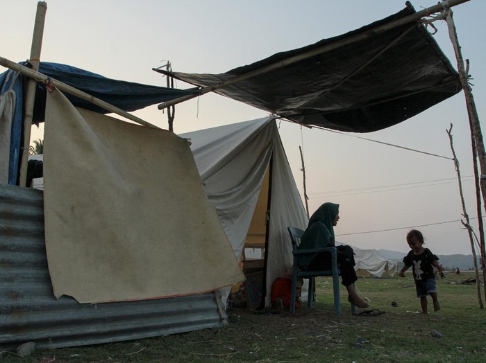 Sejumlah warga masih bertahan di depan tenda pengungsian di Tendakinde, Kabupaten Nagekeo, Nusa Tenggara Timur, Selasa (29/10/2026). Badan Nasional Penanggulangan Bencana (BNPB) mencatat jumlah warga yang masih bertahan di pengungsian akibat gempa bumi M7,7 di wilayah Flores sebanyak 24.027 jiwa. ANTARA FOTO/Mega Tokan/rwa.