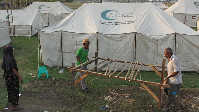 Sejumlah warga masih bertahan di depan tenda pengungsian di Tendakinde, Kabupaten Nagekeo, Nusa Tenggara Timur, Selasa (29/10/2026). Badan Nasional Penanggulangan Bencana (BNPB) mencatat jumlah warga yang masih bertahan di pengungsian akibat gempa bu