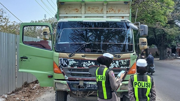Penindakan truk di Gresik