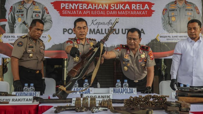 Anggota polisi menyusun senjata api dan amunisi saat rilis penyerahan sukarela senjata api ilegal dari masyarakat di Pendopo Polda Maluku Utara, Sofifi, Maluku Utara, Rabu (30/9/2026). Polda Maluku Utara menerima 32 senjata api, 358 butir amunisi yang terdiri atas 331 butir kaliber 7,56 mm dan 27 butir kaliber 5,56 mm, serta delapan magasin peninggalan konflik sosial di Maluku Utara sekitar tahun 2000 dari warga di tiga wilayah, yakni Kabupaten Pulau Morotai, Halmahera Utara, dan Halmahera Tengah. ANTARAFOTO/Andri Saputra/tom.